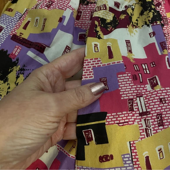 Colorful skirt with city street design. Fully lined. Has POCKETS and belt loops. - Picture 3 of 5